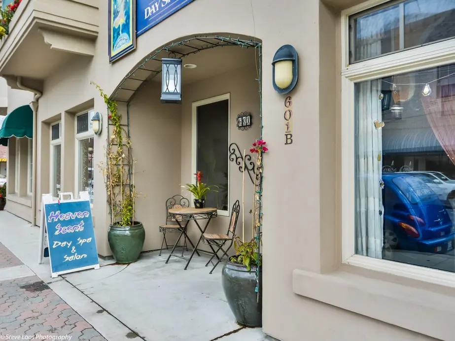 The entrance arch at 601B San Benito St with the Heaven Scent Day Spa & Salon chalkboard sign